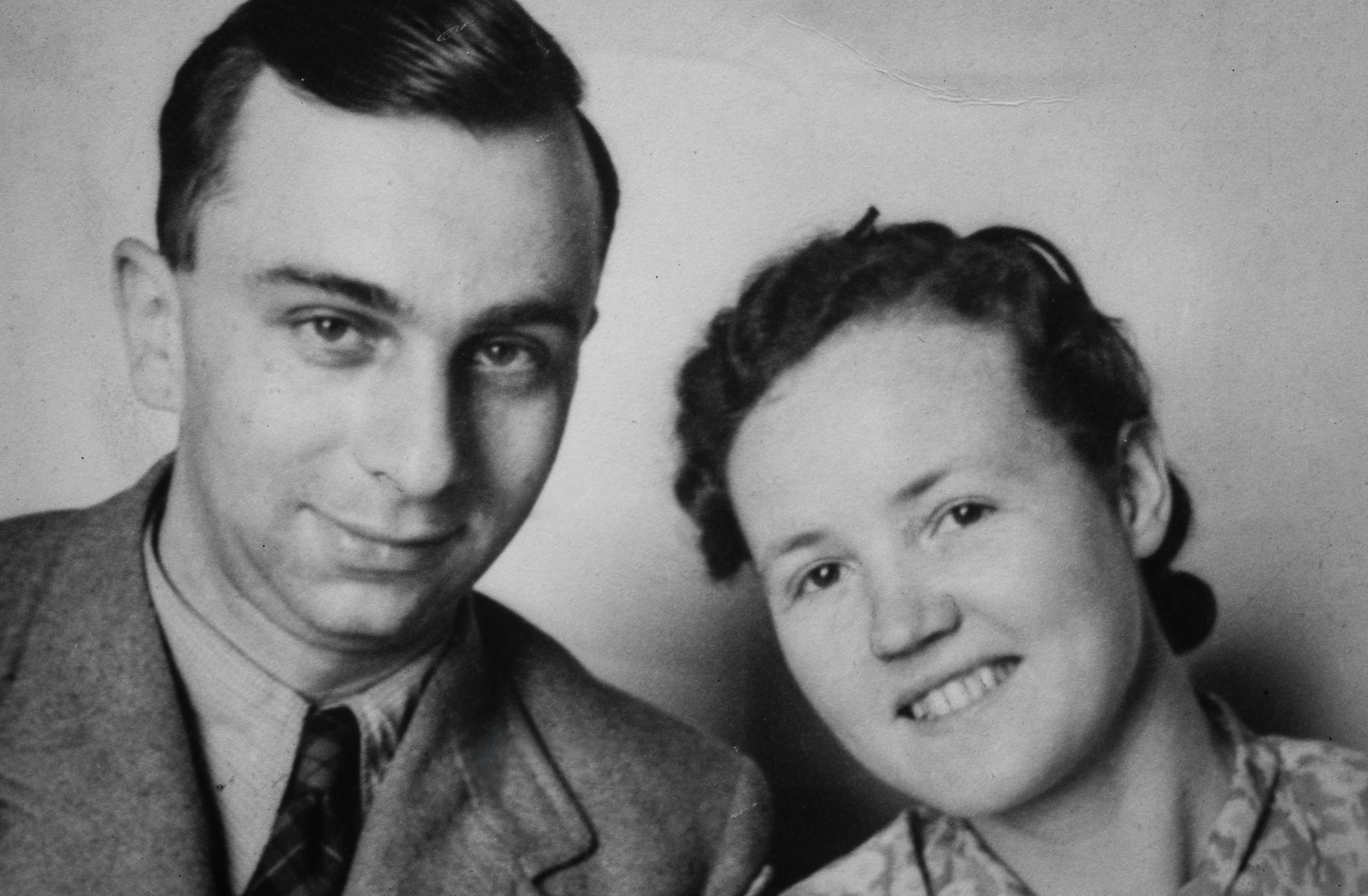 Retrato en blanco y negro de Robert Sternberg y su mujer Joan Jary